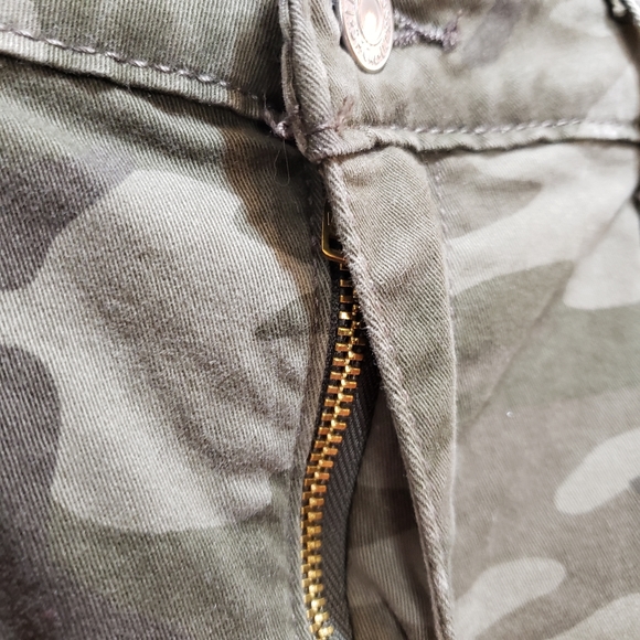 Like New! LEVI'S 711 CAMO SKINNY ANKLE JEANS 33 - Picture 8 of 16